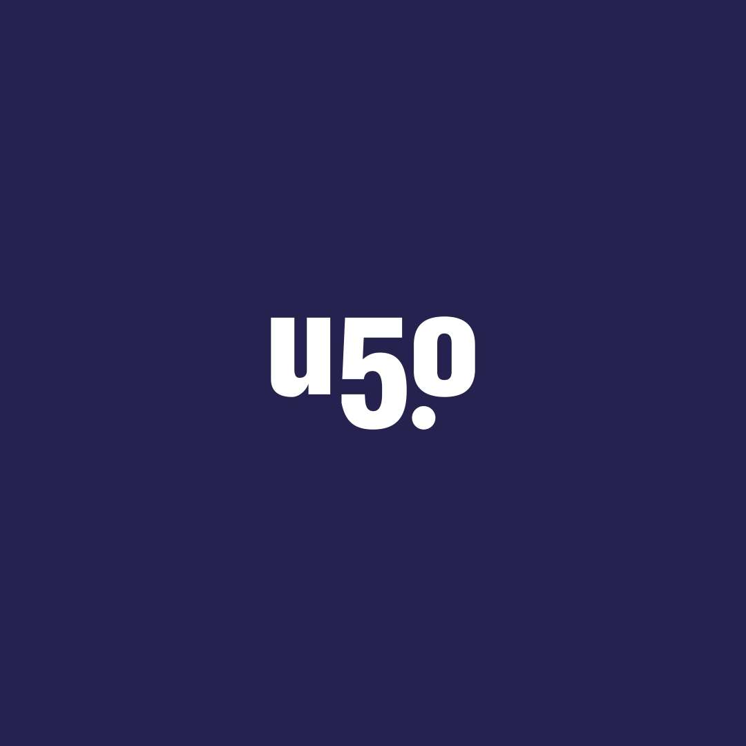 Sobre um fundo azul está a escrito a letras brancas "u5.0".
